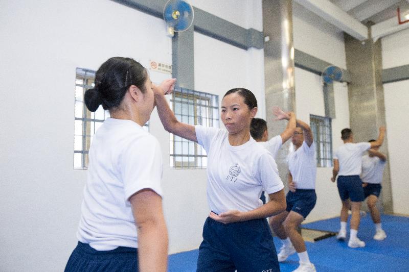Tai Chi Safe Defensive Techniques have been introduced to tactical training. By using defensive and minimum force techniques that are simple and easy to apply, correctional officers can handle attacks more effectively.