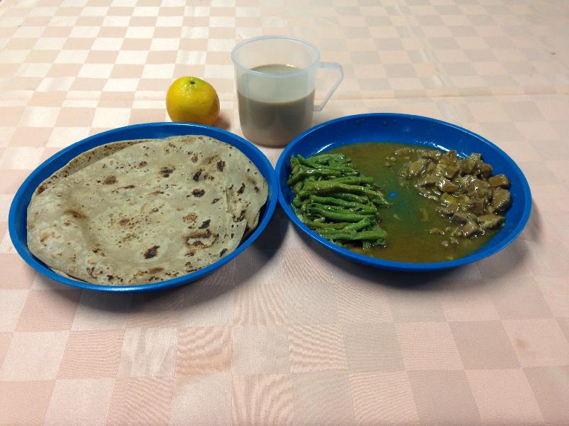 Photo shows the Dietary Scale 2 meal provided to persons in custody in Lai Chi Kok Reception Centre tonight. 