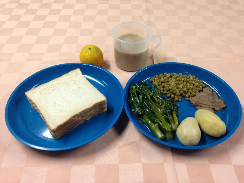 圖為今晚在荔枝角收押所為在囚人士提供晚上的第三類餐。