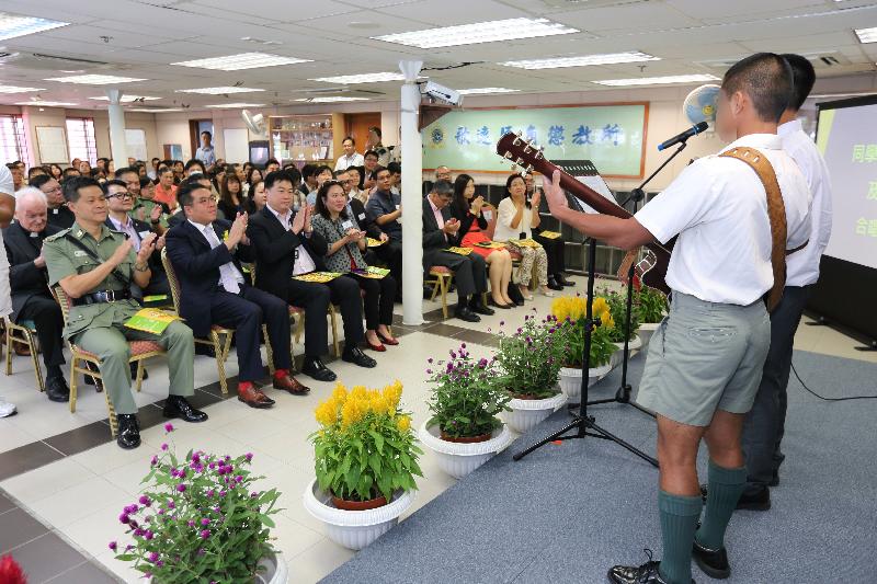 歌连臣角惩教所所员组成的乐队献唱歌曲，表达对家人的真挚情怀。