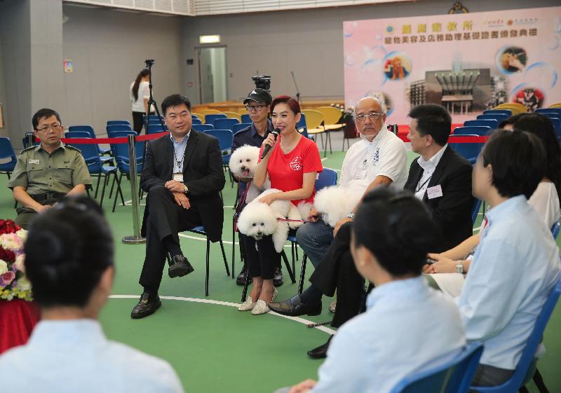 Ms Kwong (fourth left) discusses pet grooming skills with persons in custody.