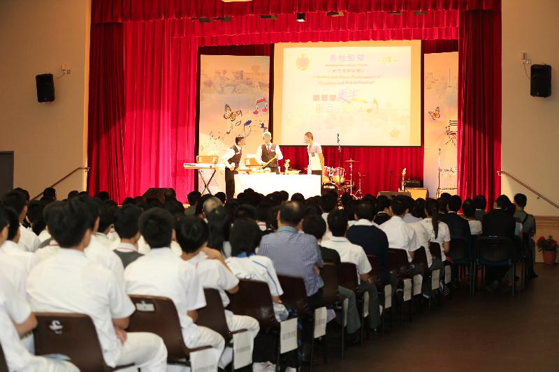 The Correctional Services Department invited around 300 students from eight secondary schools to attend a "Creation and Rehabilitation" drama and music performance under the Rehabilitation Pioneer Project at Stanley Prison today (October 7).