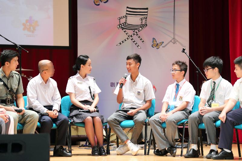 In a discussion session, a Secondary Three student raises questions to a person in custody (second left). The person in custody talked to students about the heavy price he has paid for committing crimes and the importance of following the law.