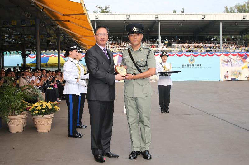 Mr Yuen (left) presents the Best Recruit Award, the Principal's Shield, to Officer Mr Chiu Chi-wai.