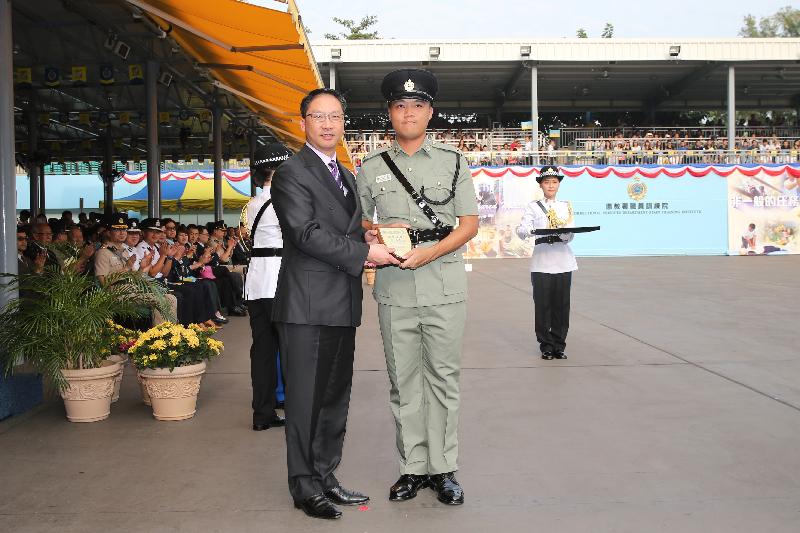Mr Yuen (left) presents the Best Recruit Award, the Principal's Shield, to Officer Mr Lee Kai-yin.