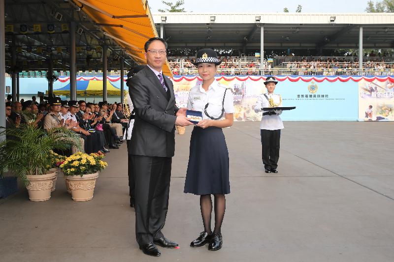 Mr Yuen (left) presents the Best Recruit Award, the Golden Whistle, to Assistant Officer II Ms Leung Kwai-yin.
