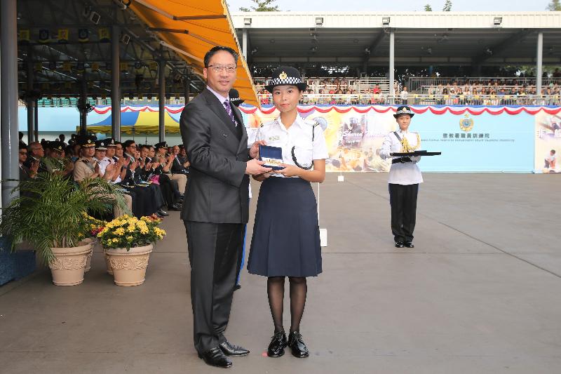 袁国强（左）颁发最优秀学员「金笛奖」予二级惩教助理尹炩心。 