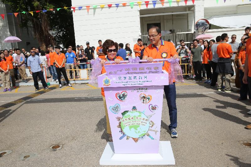 Accompanied by the Commissioner of Correctional Services, Mr Yau Chi-chiu (right), the spouse of the Group Chairman of Lee Kum Kee Co Ltd, Mrs Lee Choi May-ling (left), officiates at the opening ceremony.