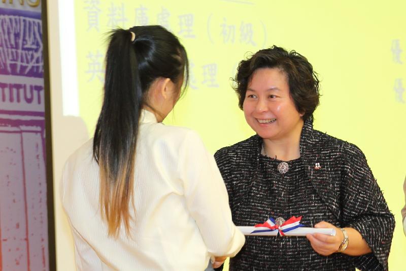 懲教署轄下勵敬懲教所今日（十一月十一日）舉行典禮，頒發證書予所員，以肯定她們在學業上付出的努力及取得的成果。圖示東華三院董事局主席何超蕸（右）頒發證書予一名所員。