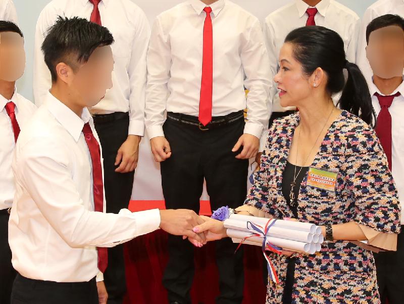 A total of 163 persons in custody at Shek Pik Prison were presented with certificates in recognition of their academic achievements at a ceremony today (November 18). The Chairperson of Yan Oi Tong, Mrs Kimmy Shi (right), is pictured presenting certificates to a person in custody.