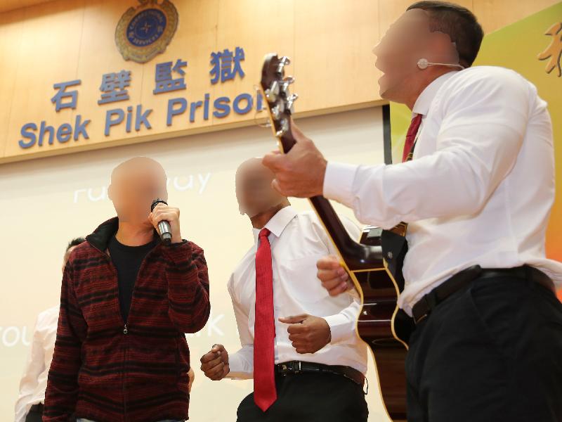 During the ceremony, representatives of persons in custody joined MedArt volunteers to perform.