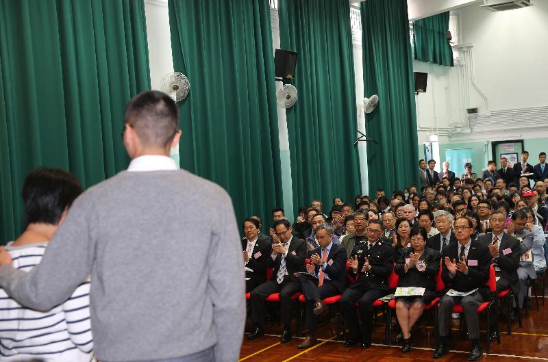 The mother of a young person in custody thanks correctional staff for their efforts in teaching her son, resulting in his good results in the Hong Kong Diploma of Secondary Education Examination.