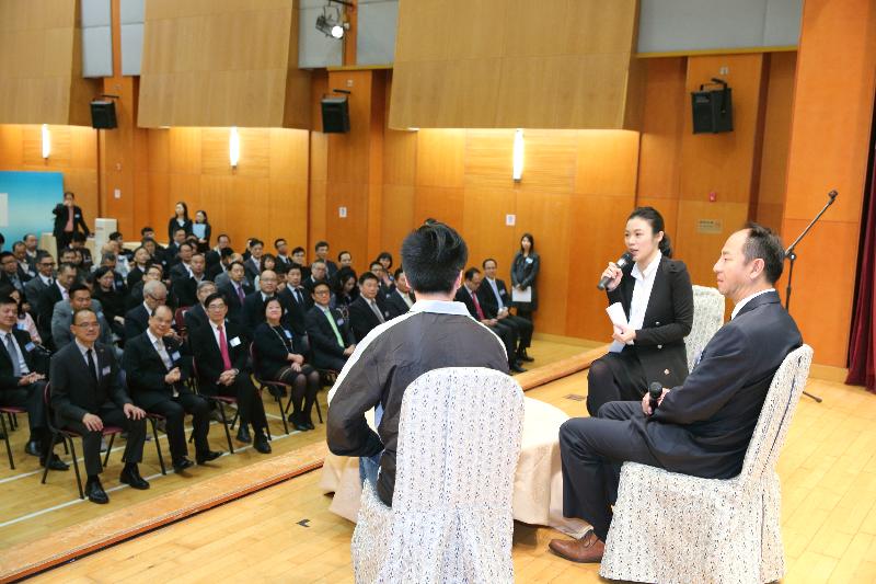 An employer (first right) and a rehabilitated offender (third right) who has been hired as an employee share their experiences.