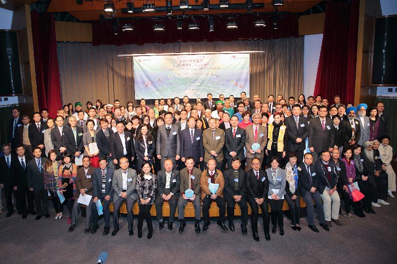 约200名非政府机构代表、学者、义工和惩教署人员出席是次论坛。机构代表透过互动分享环节，深入讨论如何善用社区支援协助更生人士活出正面人生。