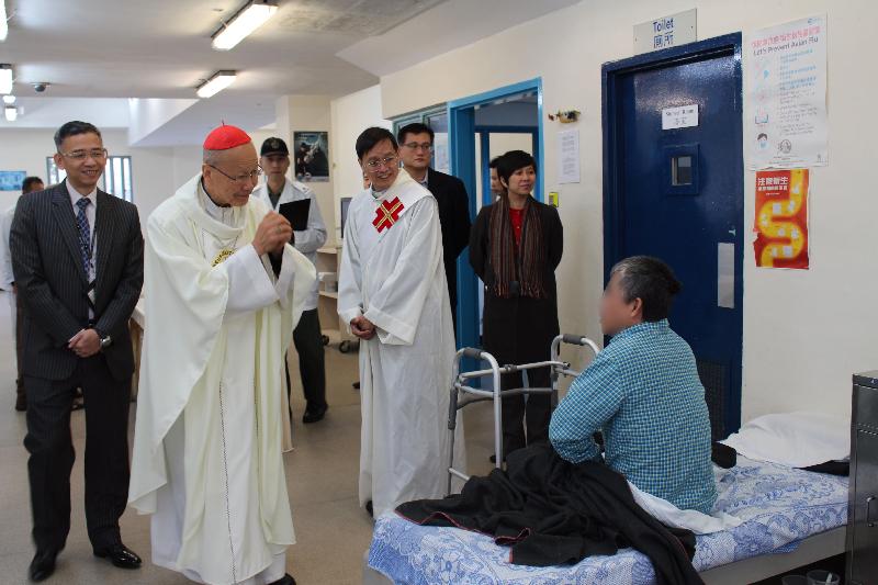 The Assistant Commissioner (Operations) of the Correctional Services Department (CSD), Mr Woo Ying-ming (front row, first left); The Most Reverend Tong (front row, second left); the Correctional Services Chaplain, Reverend Deacon Edwin Ng (front, third left); the Chief Superintendent (Stanley Prison), Mr Kan Chi-shing (back row, second left) and the Civil Secretary of the CSD, Miss Dora Fu (front row, fourth left), toured the Prison's Hospital and conveyed Christmas blessings and support to patients and persons in custody.