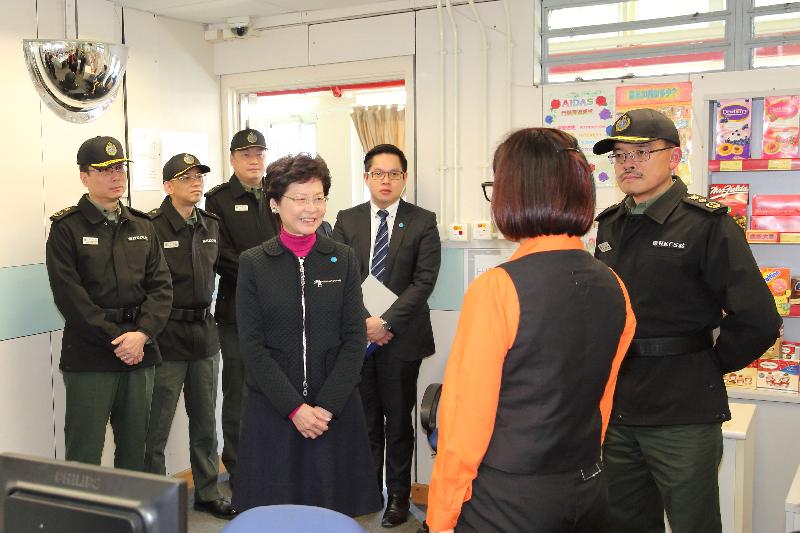 Mrs Lam (front row, second right) tours the retail and office operation training room and is briefed by a person in custody on the content of the course. Accompanying Mrs Lam include the Commissioner of Correctional Services, Mr Yau Chi-chiu (front row, first right); the Deputy Commissioner of Correctional Services, Mr Lam Kwok-leung (first left); the Assistant Commissioner of Correctional Services (Operations), Mr Woo Ying-ming (second left); the Assistant Commissioner of Correctional Services (Rehabilitation), Mr Tang Ping-ming (third left).