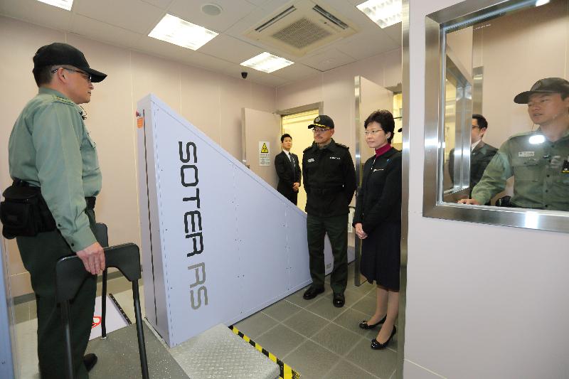Mrs Lam (second right), accompanied by the Commissioner of Correctional Services, Mr Yau Chi-chiu (third right), visits Lai Chi Kok Reception Centre, where she views the use of a low-radiation X-ray body scanner to detect and prevent the smuggling into institutions of dangerous drugs concealed inside human body.