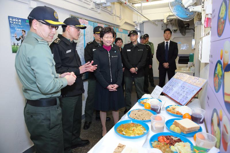 Mrs Lam (third left) learns about meal arrangements of the persons in custody. Accompanying Mrs Lam include (From left) the Chief Superintendent of Correctional Services, Mr Ho Lung Kwong; the Commissioner of Correctional Services, Mr Yau Chi-chiu; the Deputy Commissioner of Correctional Services, Mr Lam Kwok-leung; Civil Secretary Miss Dora Fu and the Assistant Commissioner of Correctional Services (Operations), Mr Woo Ying-ming.