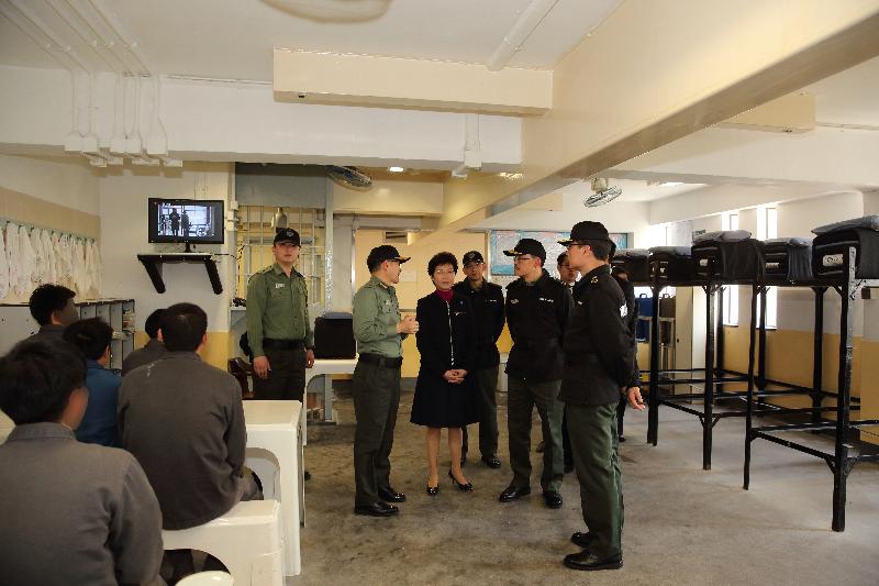 Mrs Lam (fourth right) also visits the day room and dormitories of persons in custody. Accompanying Mrs Lam include: the Deputy Commissioner of Correctional Services, Mr Lam Kwok-leung (first right); the Commissioner of Correctional Services, Mr Yau Chi-chiu (second right); and the Assistant Commissioner of Correctional Services (Operations), Mr Woo Ying-ming (third right) and Chief Superintendent of Correctional Services, Mr Ho Lung Kwong (first left).