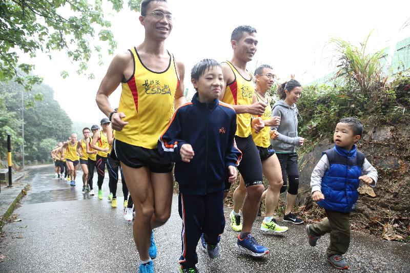 惩教署长跑队队员一直致力参与海外及本地的跑步赛事，更有队员取得扬威国际的成绩，他们正为一月十七日举行的渣打香港马拉松2016赛事积极备战。