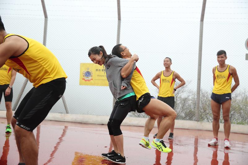 Having been influenced by her father, Officer Iu Kwok-fai's daughter Sin-yan has participated in many long-distance running events. The close bond between the father and the daughter has been strengthened by running.