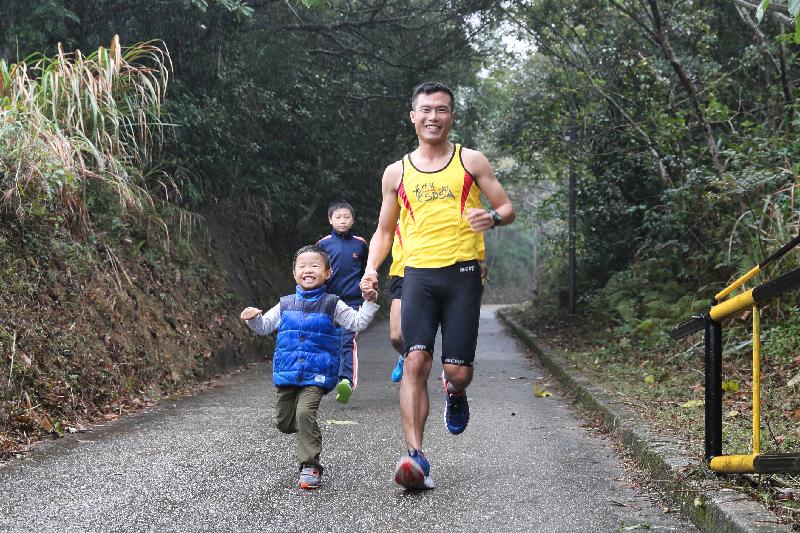 CSD Officer Lam Ka-hei, known as the "King of Ultramarathon in Hong Kong", has effectively improved his four-year-old son`s concentration ability through training him in running.