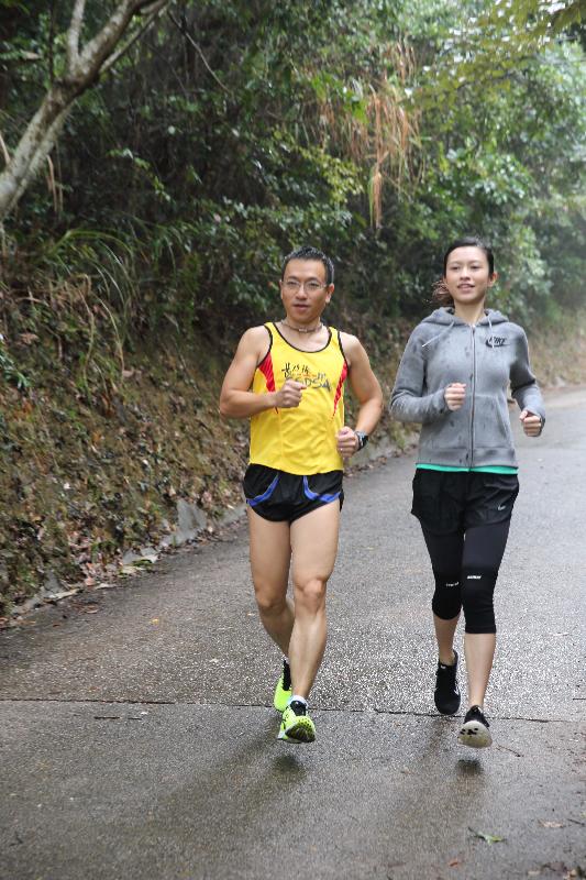 Having been influenced by her father, Officer Iu Kwok-fai's daughter Sin-yan has participated in many long-distance running events. The close bond between the father and the daughter has been strengthened by running.