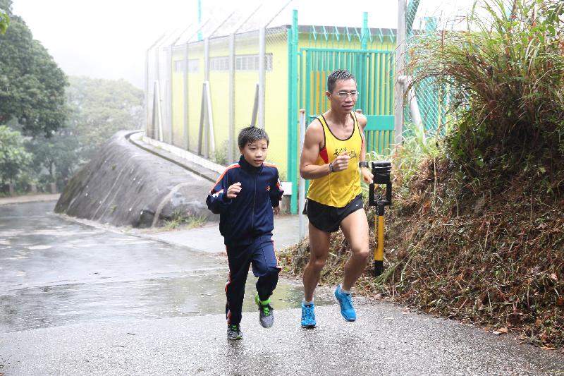 一级惩教助理朱佑文以运动训练去教导十岁儿子明白结果只是其次，最重要是享受比赛当中的过程。