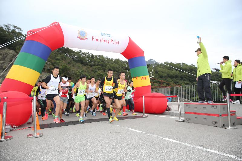 惩教署今日（一月二十三日）在大埔船湾淡水湖主坝举行一年一度的十公里长跑大赛，参赛人数超过五百人。图示惩教署署长邱子昭在大赛起步礼上鸣枪。