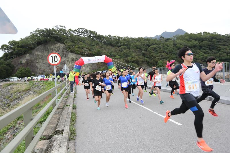 More than 500 people participated in the CSD 10km Distance Run at the main dam of Plover Cove Reservoir in Tai Po.