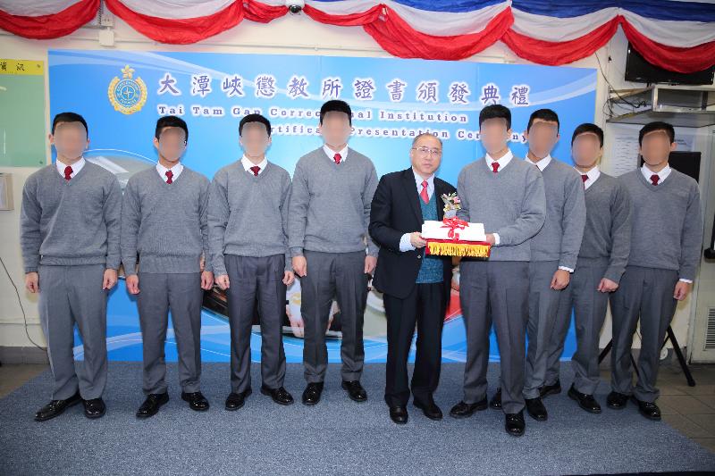 Thirty young persons in custody at Tai Tam Gap Correctional Institution of the Correctional Services Department (CSD) were presented with certificates at a ceremony today (February 24). Photo shows the Chairman of Fung Ying Seen Koon, Mr Hung Siu-ling (fifth right), presenting certificates to a representative of the persons in custody.