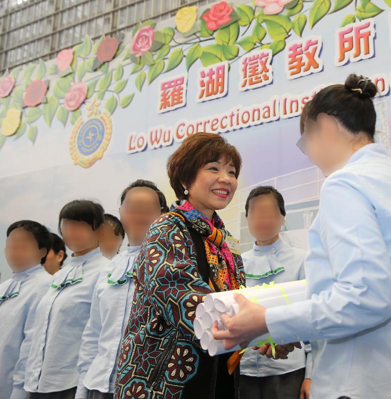 One hundred and eighty-four persons in custody at Lo Wu Correctional Institution were presented with certificates at a ceremony today (March 16). Photo shows the Chairperson of the Po Leung Kuk, Dr Pollyanna Chu (centre), presenting certificates to a person in custody.