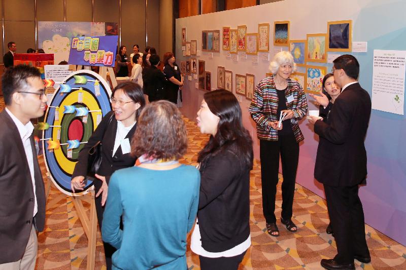 More than 250 professionals and academics participated in the Risk Management of Offenders: Converging Wisdom for a Safer Society conference organised by the Correctional Services Department and held yesterday and today (June 2 and 3). They also visited an exhibition of artworks made as part of psychological treatment by persons in custody.