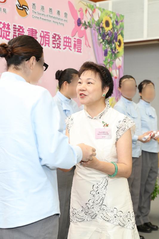 Lo Wu Correctional Institution held a presentation ceremony for the first Foundation Certificate in Florist and Floriculture Assistant Training course today (July 12). Photo shows the Vice President of the Merchants Support for Rehabilitated Offenders Committee, Dr Lisa Cheung (right), presenting a certificate to a graduate.