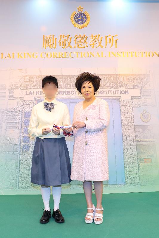 The Chairman of the Board of Directors of Po Leung Kuk, Dr Eleanor Kwok (right), presents an academic certificate to a person in custody at a presentation ceremony held at the Correctional Services Department’s Lai King Correctional Institution today (October 12).
