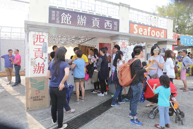 The Correctional Services Department Sports Association held its 64th Autumn Fair at the football field adjacent to Stanley Prison today (November 5). The Best Stall award was won by Shek Pik Prison, which attracted many visitors.