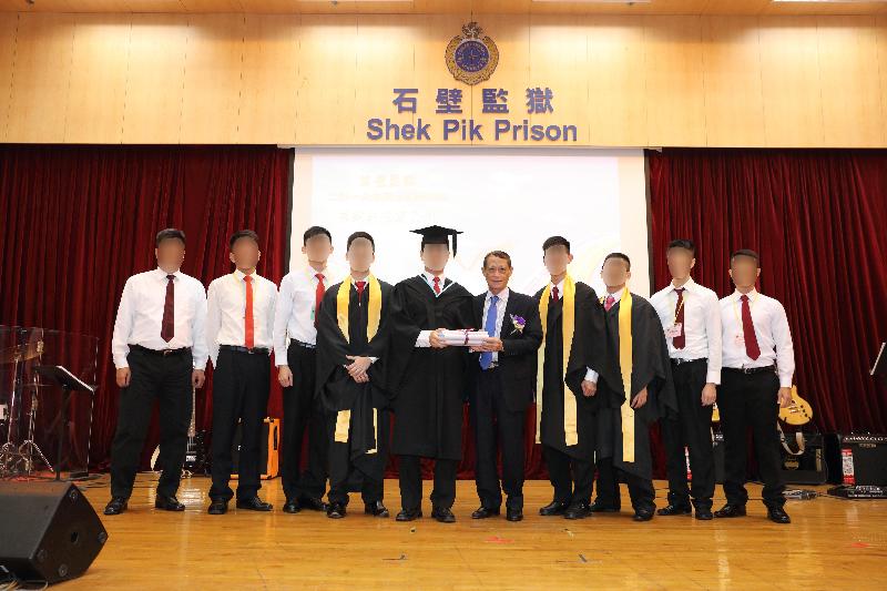 A total of 54 persons in custody at Shek Pik Prison were presented with certificates in recognition of their academic achievements at a ceremony today (November 30). Photo shows the Chairman of the Islands District Council, Mr Chow Yuk-tong (fifth right), presenting certificates to persons in custody.