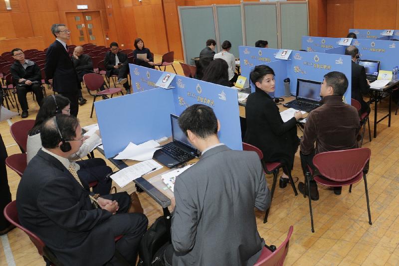 The Correctional Services Department jointly held the Job Fair for Rehabilitated Offenders 2016 for persons in custody today (December 7) with the Chinese Manufacturers' Association of Hong Kong and Merchants Support for Rehabilitated Offenders Committee at Quarry Bay Community Hall. The job fair provided a platform for rehabilitated offenders to look for jobs, thus helping them to reintegrate into society quickly after release.