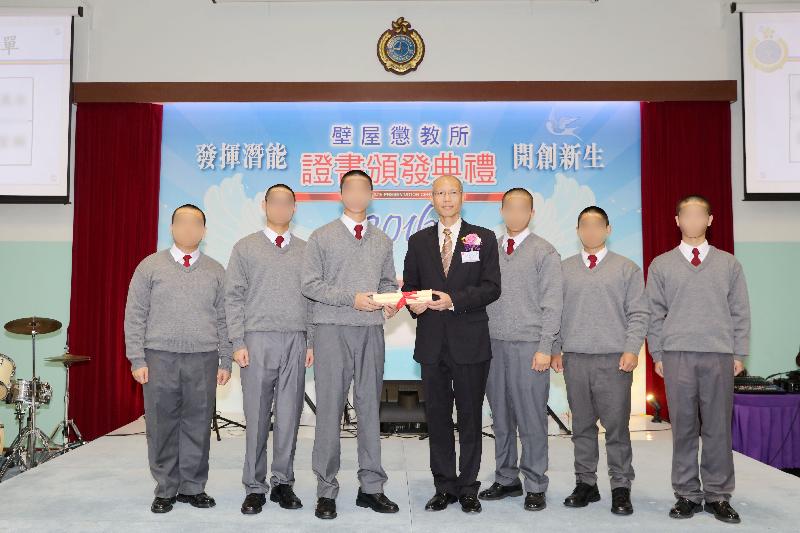 Thirty young persons in custody at Pik Uk Correctional Institution of the Correctional Services Department were presented with certificates at a ceremony today (December 14) in recognition of their efforts and academic achievements. Photo shows the Chairman of Tung Sin Tan, Mr Ha Tak-kin (fourth right), presenting certificates to persons in custody.