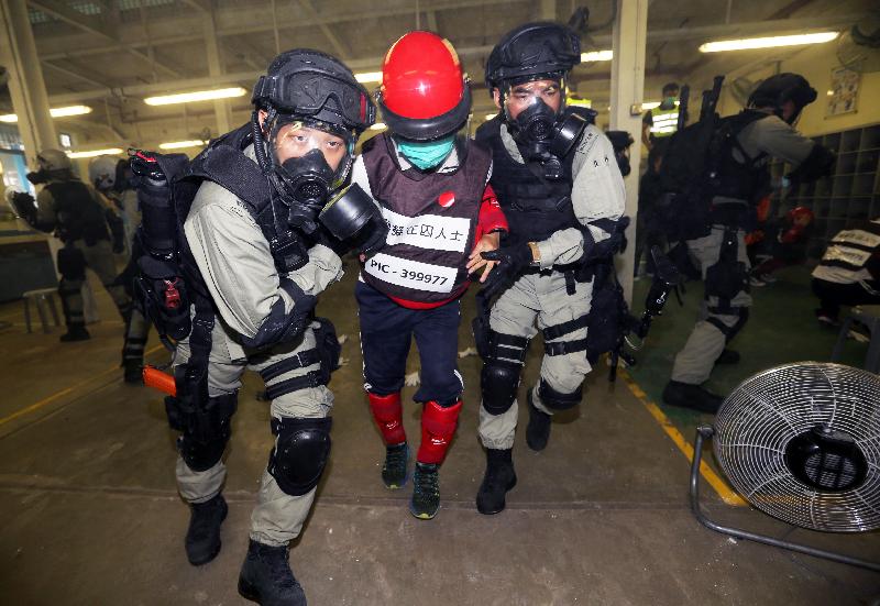 The Correctional Services Department carried out an exercise today (December 21) to test the emergency response efficiency of various units including the newly established Regional Response Team in different scenarios, such as the mass indiscipline of persons in custody and a hostage-taking situation inside Tong Fuk Correctional Institution. Photo shows members of the Regional Response Team successfully controlling the simulated hostage-taking incident.