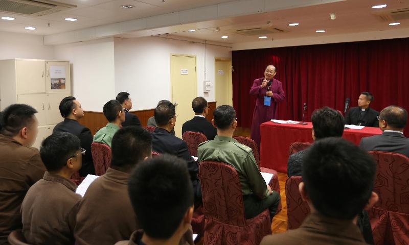 The Archbishop of Hong Kong, the Most Reverend Dr Paul Kwong, visited Tung Tau Correctional Institution and presided at a Christmas service today (December 23).
