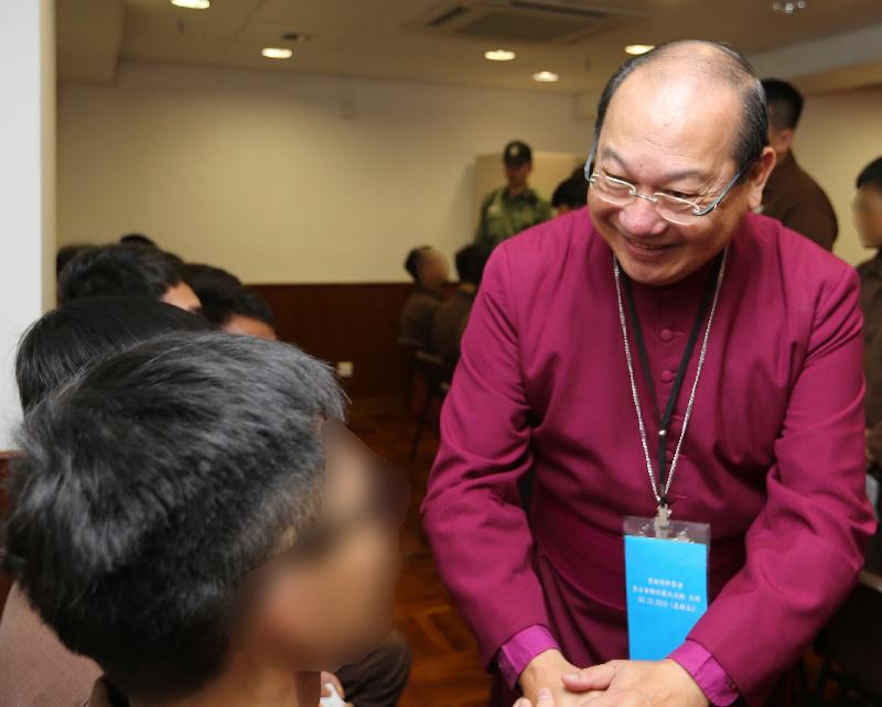 香港聖公會大主教鄺保羅大主教（右）今日（十二月二十三日）到東頭懲教所主持聖誕崇拜，並與出席的在囚人士交談。
