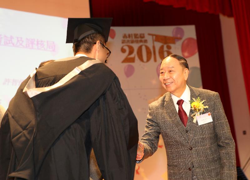 赤柱監獄今日（一月四日）舉行證書頒發典禮，向50名在囚人士頒發學業證書，肯定他們在學業上努力進修的成果。圖示嗇色園主席陳東博士（右）與一名在囚人士握手。