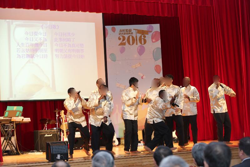 赤柱監獄今日（一月四日）舉行證書頒發典禮，向50名在囚人士頒發學業證書，肯定他們在學業上努力進修的成果。典禮上，外籍在囚人士表演普通話朗誦。