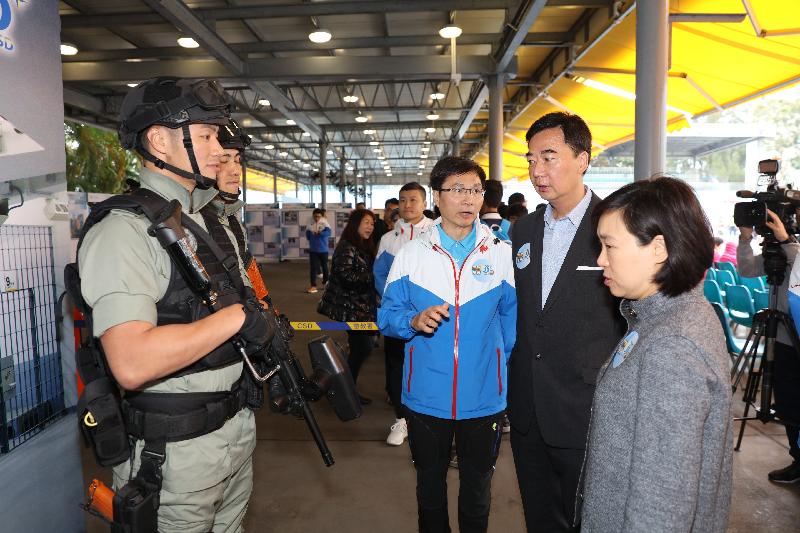 The Correctional Services Department today (March 18) held an Open Day at the Staff Training Institute (STI) and the Hong Kong Correctional Services Museum in Stanley to tie in with the 20th anniversary of the establishment of the Hong Kong Special Administrative Region and the 35th anniversary of the Prisons Department’s renaming as the Correctional Services Department. Photo shows the Honorary Advisor of the STI, Mr Kwan Chuk-fai (second right), and the Assistant Commissioner of Correctional Services (Human Resource), Ms Ng Sau-wai (first right), and the Principal of the STI, Mr Lee Kwok-po (third right), chatting with correctional officers while touring booths.