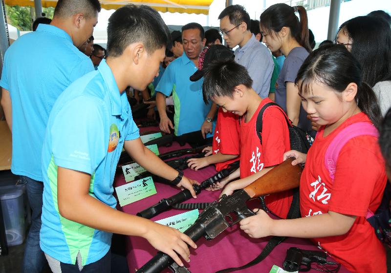 「赤柱监狱八十载」开放日今日（七月八日）举行，市民参观枪械及防暴装备展示区。