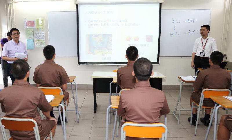 二○一七年香港中學文憑考試成績今日（七月十二日）公布。圖示壁屋懲教所的中學文憑班上課情況。