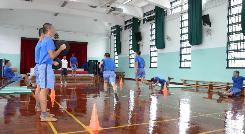 The results of the 2017 Hong Kong Diploma of Secondary Education (HKDSE) Examination were released today (July 12). Young persons in custody obtained satisfactory results in the examination this year. Education has long been provided by the Correctional Services Department to young persons in custody including circuit training.