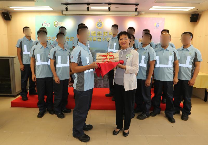The Correctional Services Department held a vocational training course certificate presentation ceremony today (August 4) in Tong Fuk Correctional Institution. Photo shows the Chairman of the Outlying Islands Women’s Association, Ms Chau Chuen-heung (right) presenting certificates to persons in custody who have completed the courses.