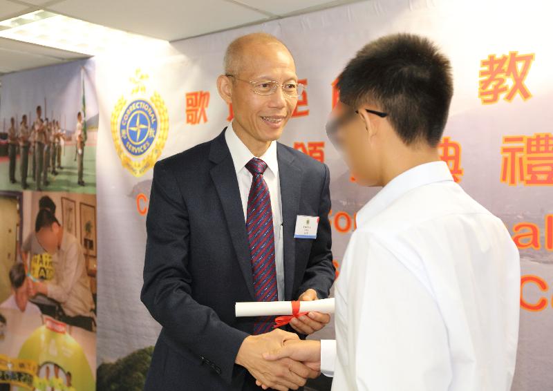 The Correctional Services Department held a certificate presentation ceremony today (September 6) at Cape Collinson Correctional Institution. Photo shows the Chairman of Tung Sin Tan, Mr Ha Tak-kin (left), presenting a certificate to a person in custody.